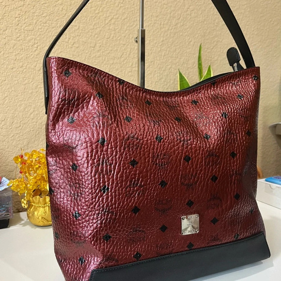 MCM Metallic Hobo - Picture 4 of 11
